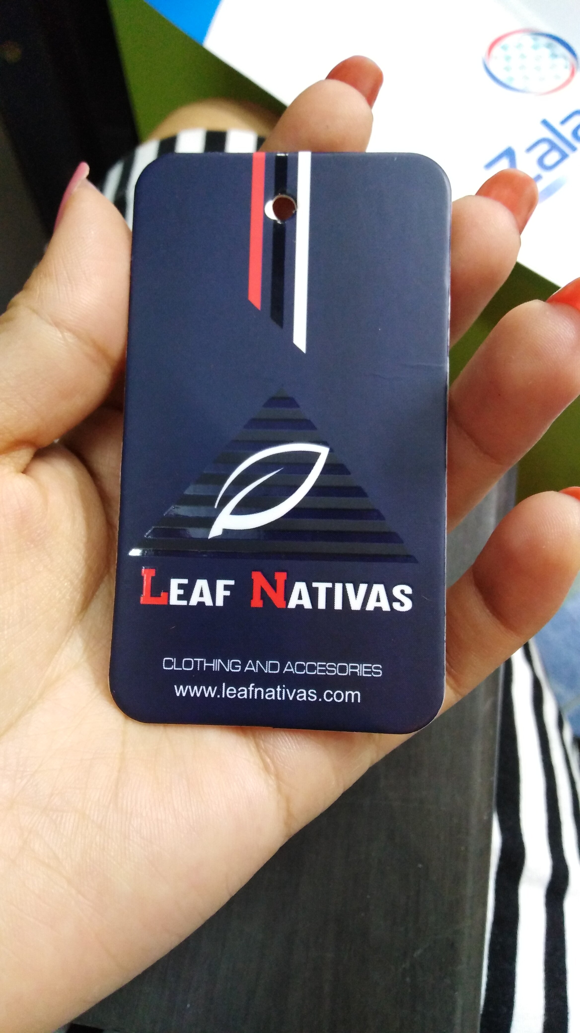 Hang tag en Contraplacado